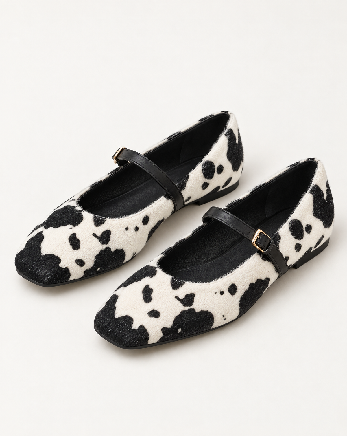 Ballerina Mary Jane RY89 Mucca bianco e nero con laccetto nero e fibbia dorata – coppia a tre quarti